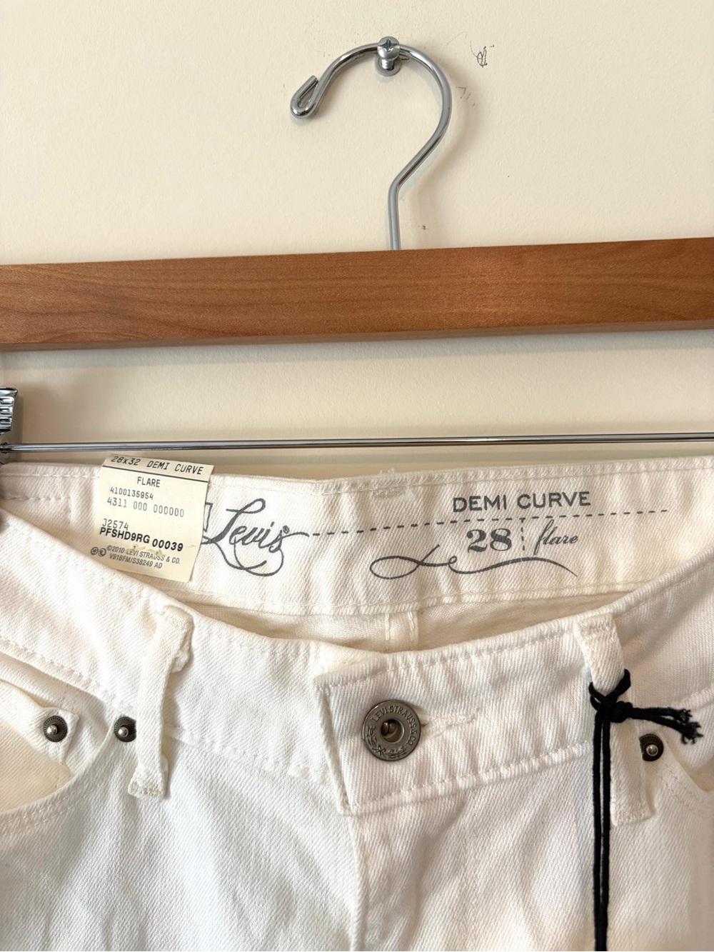 Levi’s Demi Curve Women’s White High-Rise Flare Jeans - Picture 3 of 6